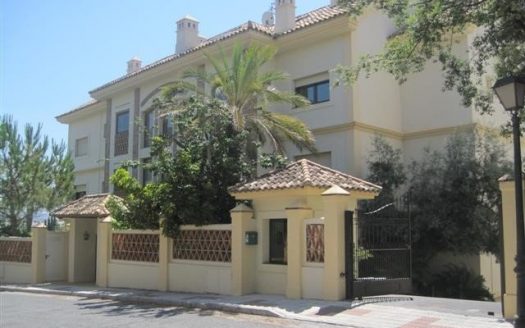 Ático de 2 dormitorios en Milla de Oro