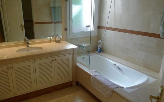 Apartamento de 2 dormitorios en Puerto Banus