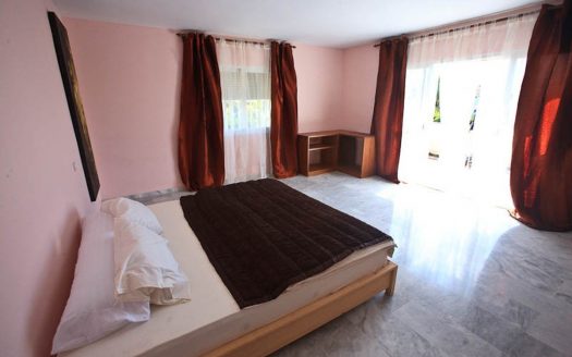 Villa de 5 dormitorios en Nueva Andalucia