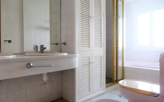 Villa de 4 dormitorios en Nueva Andalucia