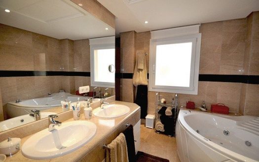 Ático de 2 dormitorios en Nueva Andalucia