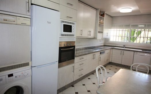 Adosado de 4 dormitorios en Nueva Andalucia