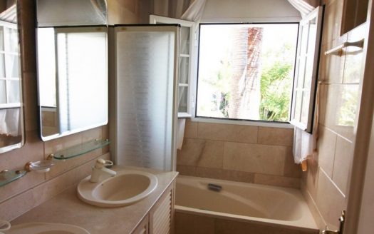 Adosado de 4 dormitorios en Nueva Andalucia