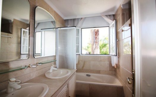 Adosado de 4 dormitorios en Nueva Andalucia