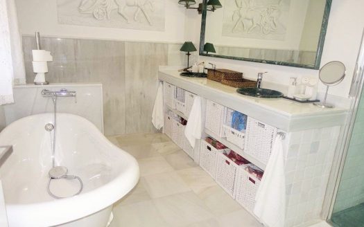 Villa de 4 dormitorios en Nueva Andalucia