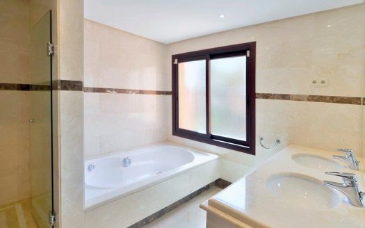 Ático de 4 dormitorios en La Alzambra