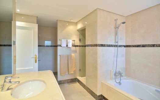 Ático de 4 dormitorios en La Alzambra