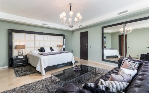 Villa de 5 dormitorios en Nueva Andalucia