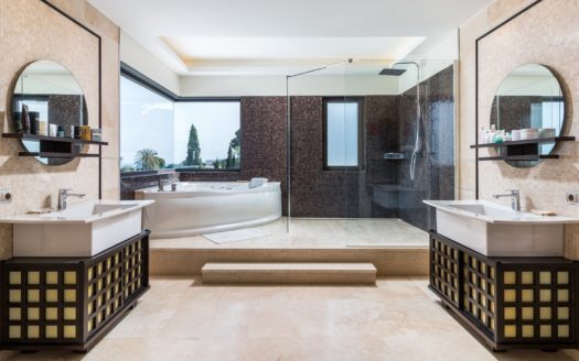 Villa de 5 dormitorios en Nueva Andalucia