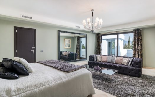 Villa de 5 dormitorios en Nueva Andalucia