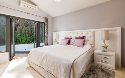 Villa de 5 dormitorios en Nueva Andalucia