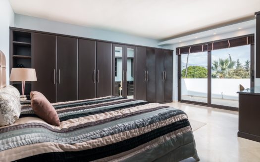 Villa de 5 dormitorios en Nueva Andalucia