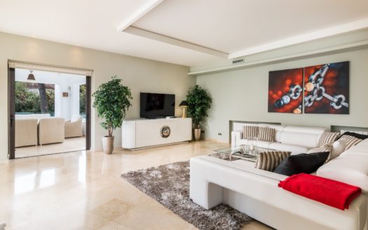 Villa de 5 dormitorios en Nueva Andalucia