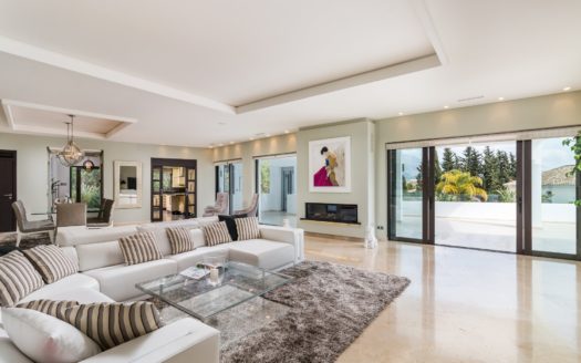 Villa de 5 dormitorios en Nueva Andalucia