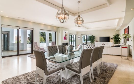 Villa de 5 dormitorios en Nueva Andalucia