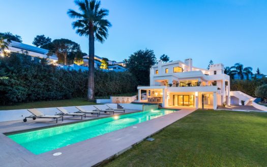 Villa de 5 dormitorios en Nueva Andalucia