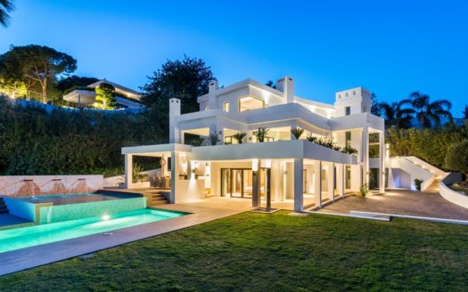 Villa de 5 dormitorios en Nueva Andalucia