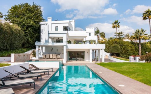 Villa de 5 dormitorios en Nueva Andalucia