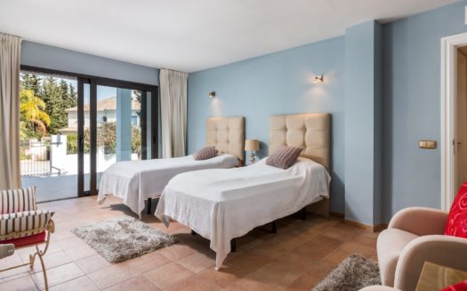 Villa de 5 dormitorios en Nueva Andalucia