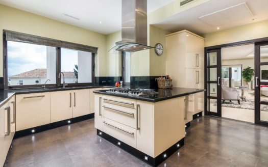 Villa de 5 dormitorios en Nueva Andalucia