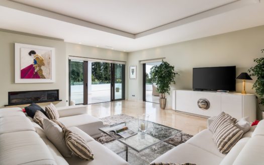 Villa de 5 dormitorios en Nueva Andalucia