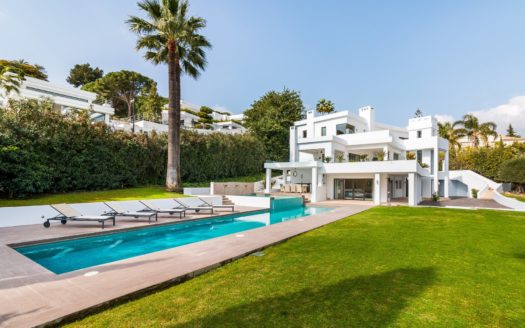 Villa de 5 dormitorios en Nueva Andalucia