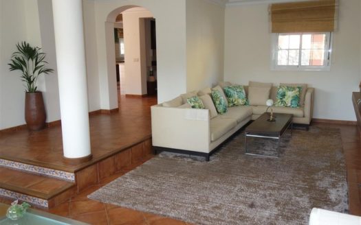 Villa de 4 dormitorios en Nueva Andalucia