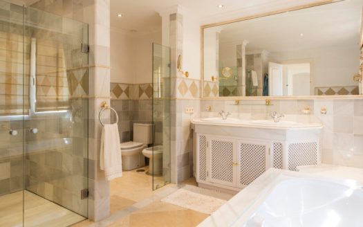 6 bedrooms Villa in Nueva Andalucia