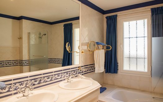 6 bedrooms Villa in Nueva Andalucia