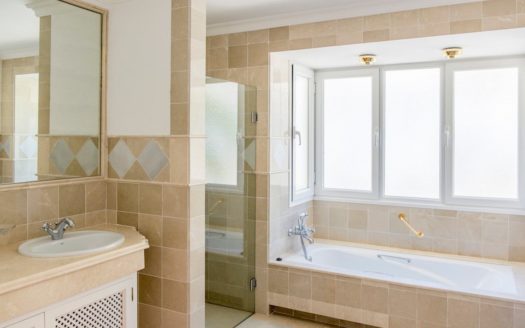 6 bedrooms Villa in Nueva Andalucia