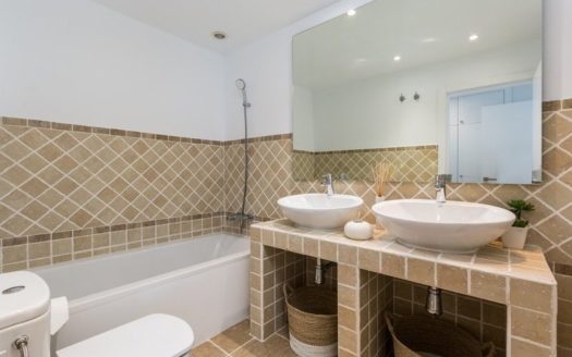 Ático de 2 dormitorios en Nueva Milla de Oro