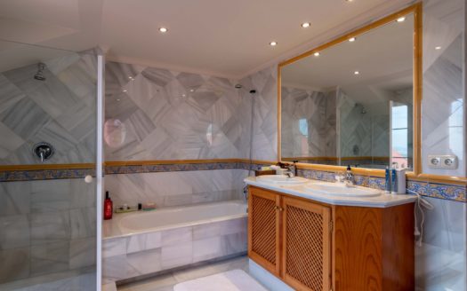 3 bedrooms Penthouse in Benahavis