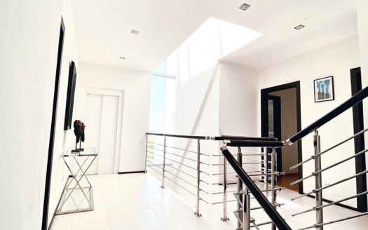 4 bedrooms Townhouse in Meisho Hills