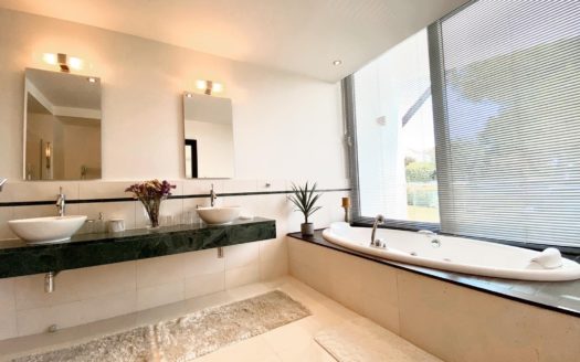 4 bedrooms Townhouse in Meisho Hills