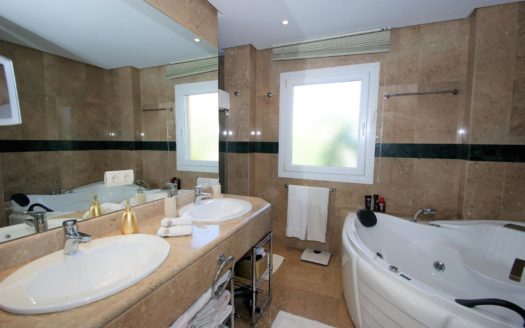 2 bedrooms Penthouse in Nueva Andalucia