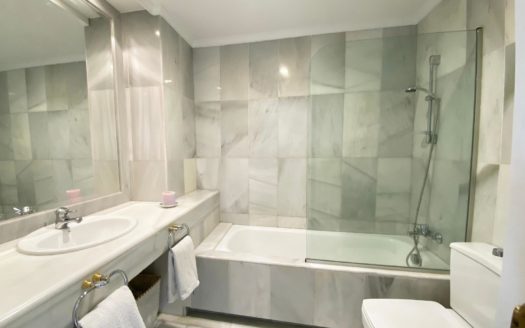 Apartamento de 2 dormitorios en Nueva Andalucia