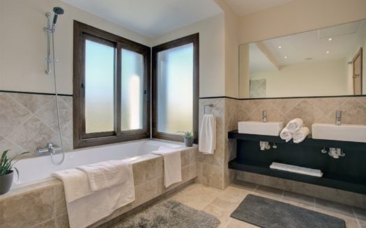 5 bedrooms Villa in Selwo