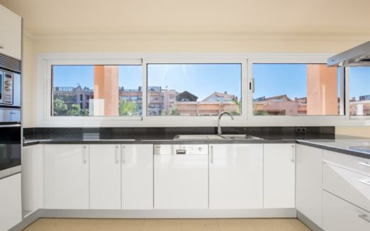 3 bedrooms Penthouse in Nueva Andalucia