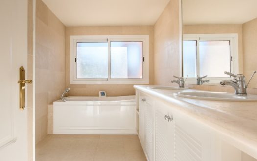 3 bedrooms Penthouse in Nueva Andalucia