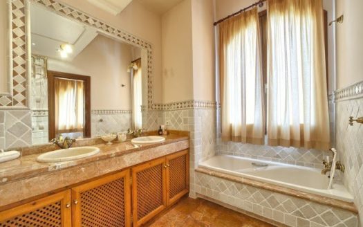 5 bedrooms Villa in Nueva Andalucia