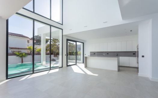 5 bedrooms Villa in Marbesa Playa