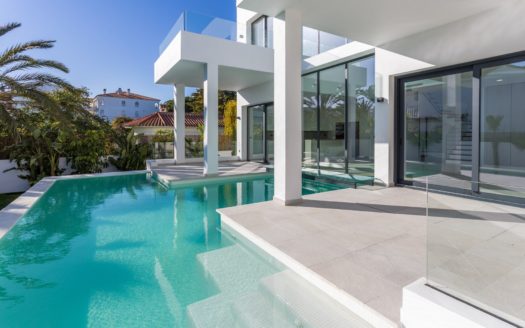 5 bedrooms Villa in Marbesa Playa