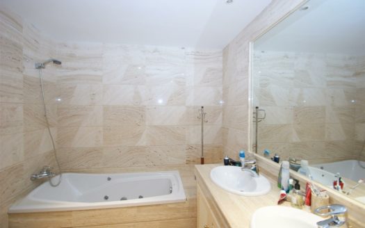 4 bedrooms Apartment in Nueva Andalucia