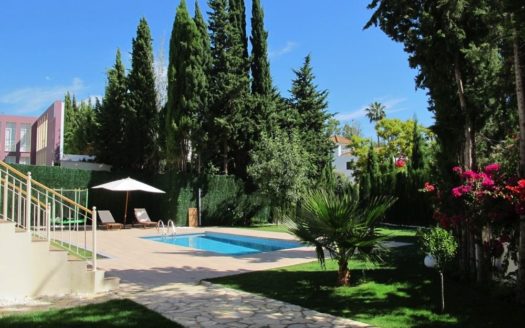 Villa de 6 dormitorios en Nueva Andalucia