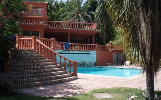 Villa de 8 dormitorios en Milla de Oro