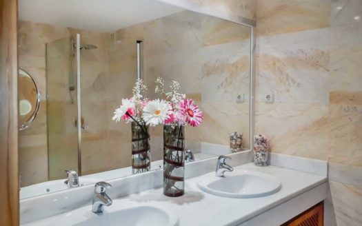Apartamento de 2 dormitorios en  Benahavis