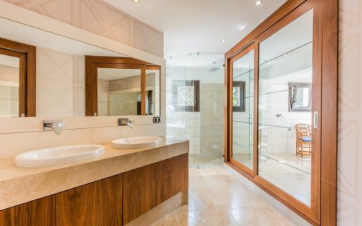 Villa de 5 dormitorios en Nueva Andalucia