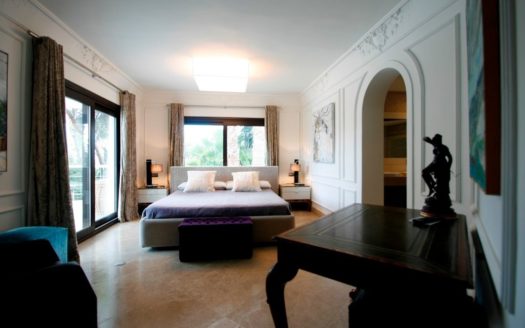 Villa de 5 dormitorios en Nueva Andalucia