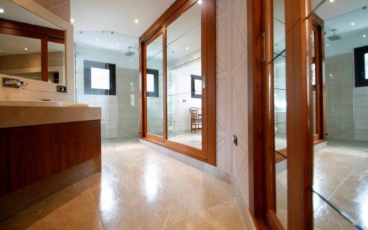 Villa de 5 dormitorios en Nueva Andalucia