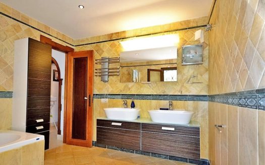 Villa de 4 dormitorios en Nueva Milla de Oro